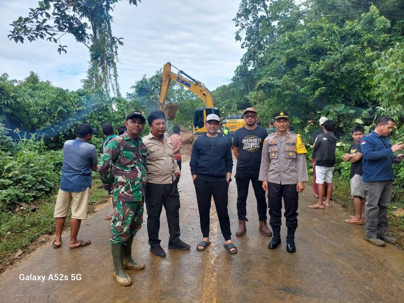(Foto : Istimewa) Kepala BPBD Tanah Bunbu, Sulhadi Bersama Camat Mantewe, Irwan dan Kapolsek Mantewe Iptu Danang Saat Berada di Lokasi Longsor Jalan Raya Batulicin Loksaso, Kamis (1/2/24) 