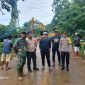 (Foto : Istimewa) Kepala BPBD Tanah Bunbu, Sulhadi Bersama Camat Mantewe, Irwan dan Kapolsek Mantewe Iptu Danang Saat Berada di Lokasi Longsor Jalan Raya Batulicin Loksaso, Kamis (1/2/24) 