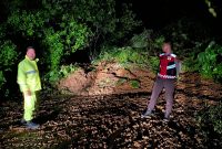 Petugas saat tiba dilokasi longsor Jalan Batulicin Loksado