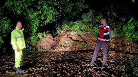 Petugas saat tiba dilokasi longsor Jalan Batulicin Loksado