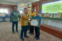 Sekda Provinsi Kalsel, Ir Roy Rizali Anwar saat Serahkan Penghargaan kepada Kepala BPKAD Tanah Bumbu, Hendra Wardani