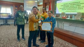 Sekda Provinsi Kalsel, Ir Roy Rizali Anwar saat Serahkan Penghargaan kepada Kepala BPKAD Tanah Bumbu, Hendra Wardani