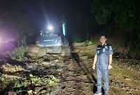 Camat Mantewe, Irwan Memantau Pembersihan Jalan Longsor di KM 65 Jalan Batulicin Loksado Kabupaten Tanah Bumbu, Kamis (1/2/24) 