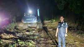 Camat Mantewe, Irwan Memantau Pembersihan Jalan Longsor di KM 65 Jalan Batulicin Loksado Kabupaten Tanah Bumbu, Kamis (1/2/24) 