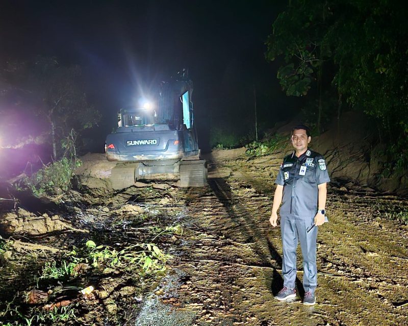 Camat Mantewe, Irwan Memantau Pembersihan Jalan Longsor di KM 65 Jalan Batulicin Loksado Kabupaten Tanah Bumbu, Kamis (1/2/24) 