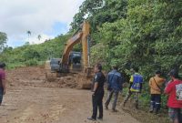 Kepala Dinas PUPR Tanah Bumbu, Hernadi Wibisono Saat Pantau Langsung Pembersihan Jalan longsoran, Mantewe