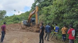 Kepala Dinas PUPR Tanah Bumbu, Hernadi Wibisono Saat Pantau Langsung Pembersihan Jalan longsoran, Mantewe