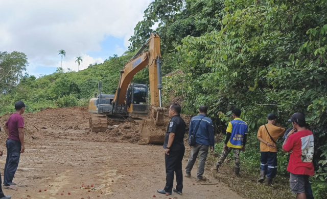 Kepala Dinas PUPR Tanah Bumbu, Hernadi Wibisono Saat Pantau Langsung Pembersihan Jalan longsoran, Mantewe