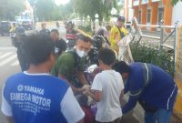 Ketua PWI Kotabaru, Ahmad Nurakhsin Q Saat Bagi-bagi Nasi Bungkus
