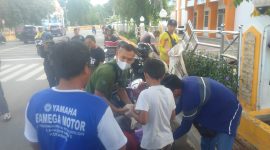 Ketua PWI Kotabaru, Ahmad Nurakhsin Q Saat Bagi-bagi Nasi Bungkus