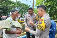 Kapolres Kotabaru AKBP Dr Tri Suhartanto Saat Kagetkan Tukang Becak Berikan Hadiah Umrah Gratis