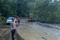 Kapolsek Mantewe Iptu Danang Saat Pantau Kondisi Jalan Batulicin Kandangan, Usai Dilakukan Pembersihan Jalan namun Kondisinya masih Licin Sehingga Pengendara Dihimbai Untuk Berhati-hati