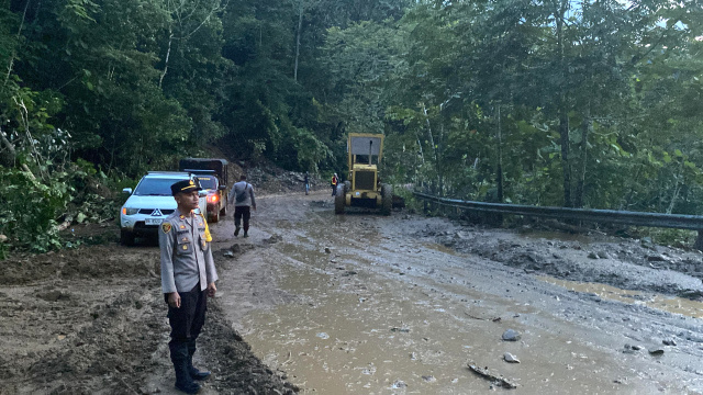 Kapolsek Mantewe Iptu Danang Saat Pantau Kondisi Jalan Batulicin Kandangan, Usai Dilakukan Pembersihan Jalan namun Kondisinya masih Licin Sehingga Pengendara Dihimbai Untuk Berhati-hati
