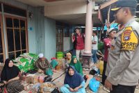 (Foto : Man Hidayat/metrokalsel.co.id) Kapolres Tanah Bumbu AKBP Arief Prasetya SIK saat berbincang dengan warga korban banjir yang terlihat masih trauma dengan peristiwa kebakaran tersebut, Selasa (6/2/24) 