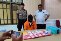 (Foto : M Hidayat) Tersangka Pria Yang Diduga Sebagai Pengedar Narkotika Yang Diamankan Satresnarkoba Polres Tanah Bumbu
