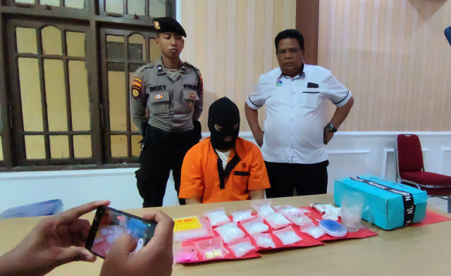 (Foto : M Hidayat) Tersangka Pria Yang Diduga Sebagai Pengedar Narkotika Yang Diamankan Satresnarkoba Polres Tanah Bumbu