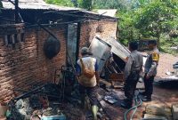 Pihak Kepolisian Saat Melihat Rumah Warga Yang Alami Kebakaran di Pabanahan Tanah Laut