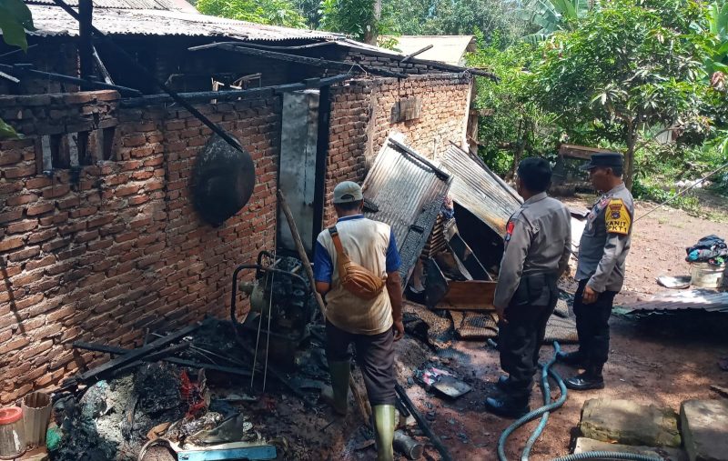 Pihak Kepolisian Saat Melihat Rumah Warga Yang Alami Kebakaran di Pabanahan Tanah Laut