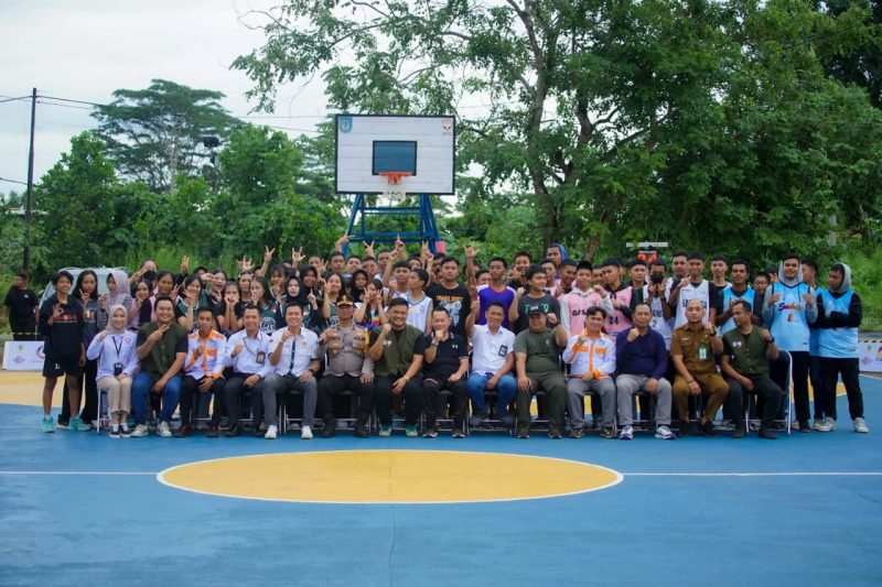 Foto Bersama Perbasi dan Tim Pelajar Usai Pembukaan Turnamen Basket Antar Pelajar