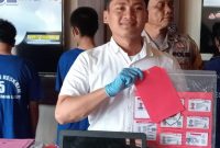 Kasat Reskrim Polres Tanah Laut Perlihatkan SIM Palsu Yang Dibuat Para Pelaku