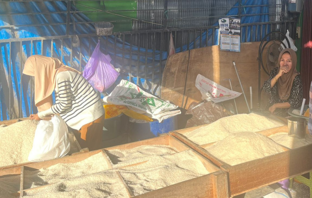 Pedagang Beras di Pasar Ampera Kecamatan Simpamg Empat Tanah Bumbu