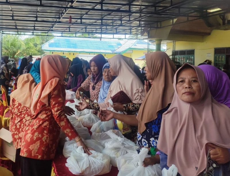 Warga Pasar Murah di Rejosari Kecamatan Mantewe Tanah Bumbu