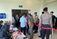 Petugas Gabungan Polres Tanah Bumbu, Kodim dan Brimob Saat Berjaga di Diluar Ruangan Pleno Rekapitulasi Hasil Perhitungan Suara Pemilu 2024 di Kabupaten Tanah Bumbu, Kalimantan Selatan