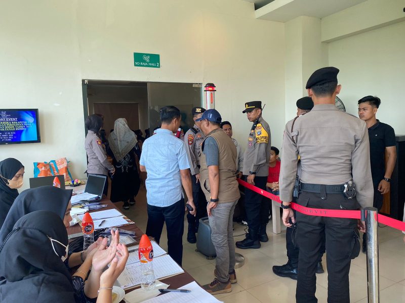 Petugas Gabungan Polres Tanah Bumbu, Kodim dan Brimob Saat Berjaga di Diluar Ruangan Pleno Rekapitulasi Hasil Perhitungan Suara Pemilu 2024 di Kabupaten Tanah Bumbu, Kalimantan Selatan
