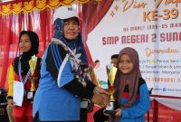 Kepala Sekolah SMPN 2 Sungai Loban, Siti Syamsyiah Serahkan Trophy ke Pemenang Lomba-lomba di Perayaan Dies Natalis ke 39 SMPN 2 Sungai Loban