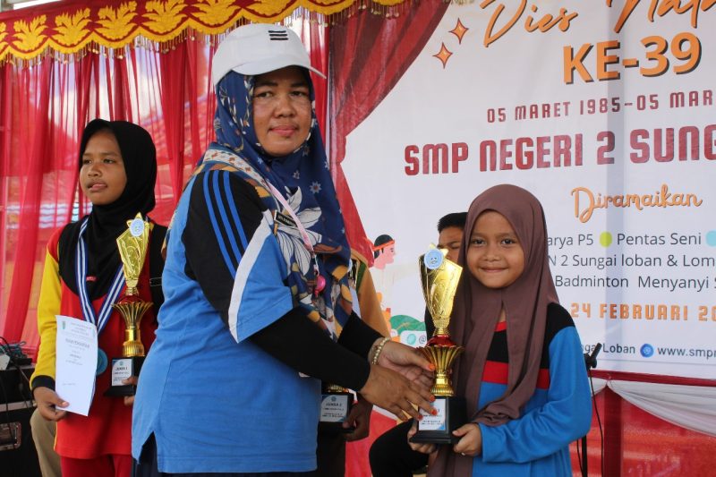 Kepala Sekolah SMPN 2 Sungai Loban, Siti Syamsyiah Serahkan Trophy ke Pemenang Lomba-lomba di Perayaan Dies Natalis ke 39 SMPN 2 Sungai Loban