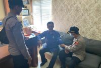 Unit Dokkes Polres Tanah Bumbu, Lakukan Pemeriksaan Kesehatan Kepada Ketua KPU, Puryadi di ruangannya, Senin (4/3/24). 