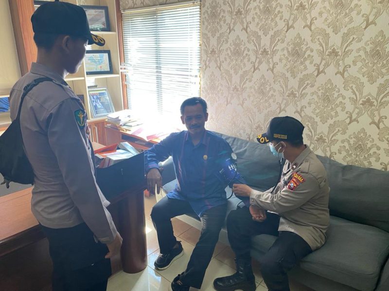 Unit Dokkes Polres Tanah Bumbu, Lakukan Pemeriksaan Kesehatan Kepada Ketua KPU, Puryadi di ruangannya, Senin (4/3/24). 