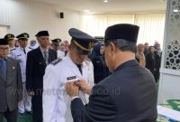 Bupati Tanah Bumbu dr HM Zairullah Azhar Saat Sematkan Pangkat Camat Kusan Hilir diacara pelantikan pejabatnya