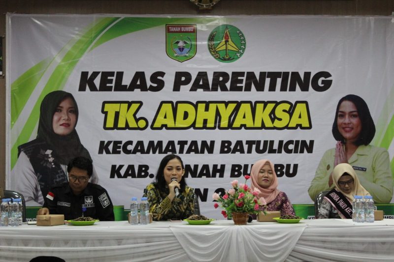 Ketua IAD Tanah Bumbu Saat Berikan Sambutan diacara Kelas Parenting