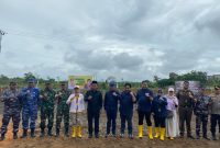 Metro Kalsel / Foto Bersama usai Kick Off Penanaman Pohon Serentak di Kapet Batulicin dihadiri Dirjen Planologi KLHK, Hanif Faisol, Sekda Provinsi Kalsel Roy Rizali Anwar dan Bupati Tanah Bumbu dr HM Zairullah Azhar