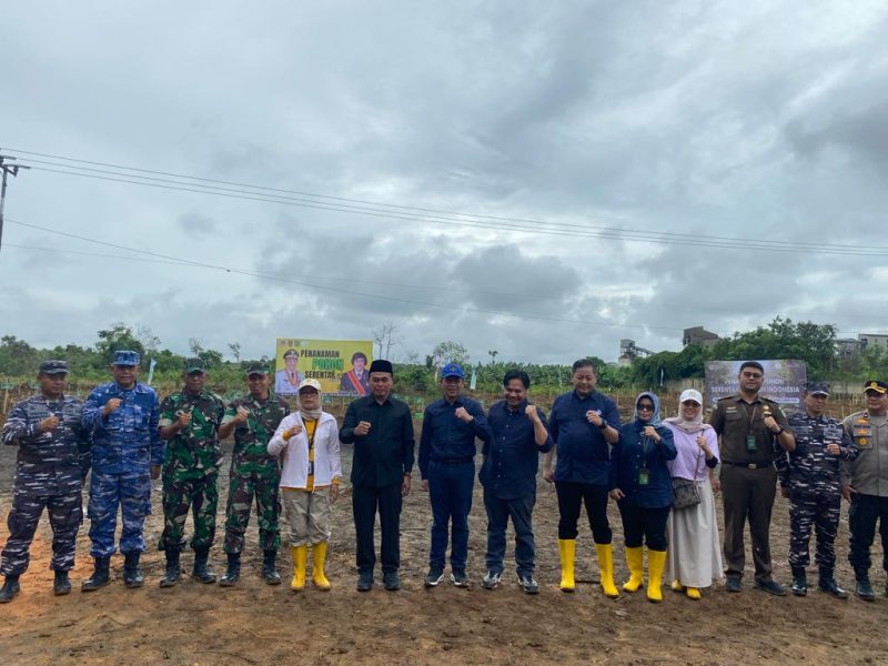 Metro Kalsel / Foto Bersama usai Kick Off Penanaman Pohon Serentak di Kapet Batulicin dihadiri Dirjen Planologi KLHK, Hanif Faisol, Sekda Provinsi Kalsel Roy Rizali Anwar dan Bupati Tanah Bumbu dr HM Zairullah Azhar