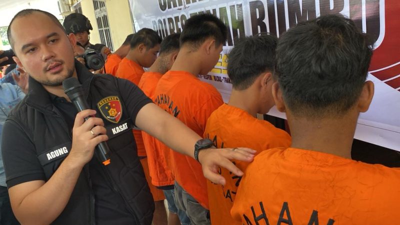 Kasat Reskrim Polres Tanah Bumbu, AKP Agung Kurnia Putra SIK Saat Berinteraksi Dengan Delapan Tersangka Penganiayaan Berat