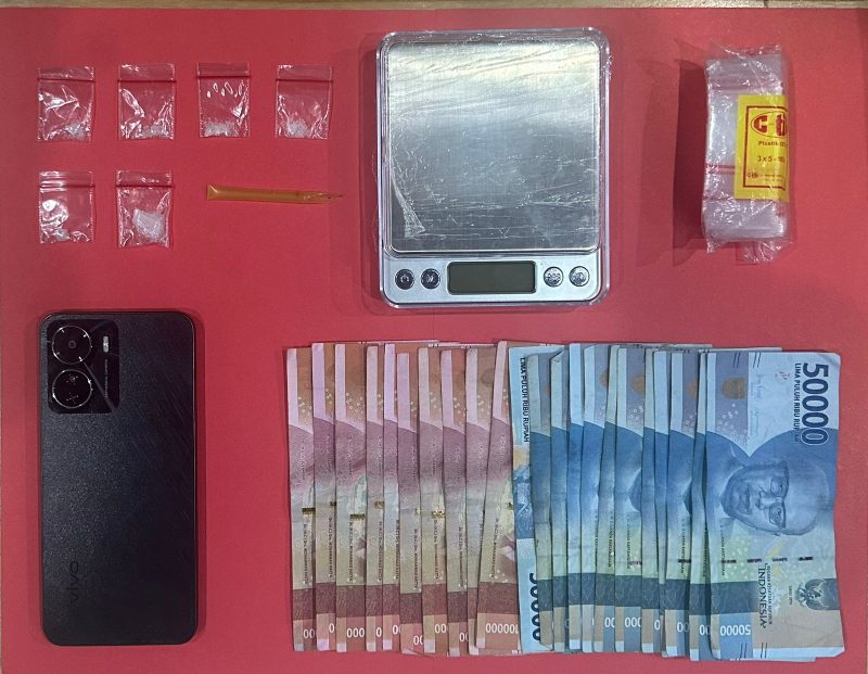 Barang Bukti Narkotuka dan Uang Tunai Milik Tersangka BN Yang Diamankan Satnarkoba Polres Kotabaru