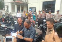 Aksi Damai, Ketua DPRD Kotabaru Terima Warga Yang Lakukan Aksi Damai di Depan Kantor DPRD Kotabaru