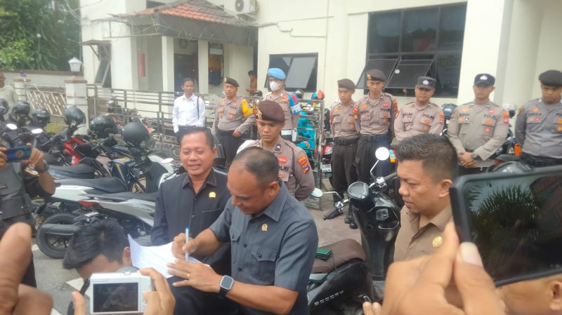 Aksi Damai, Ketua DPRD Kotabaru Terima Warga Yang Lakukan Aksi Damai di Depan Kantor DPRD Kotabaru