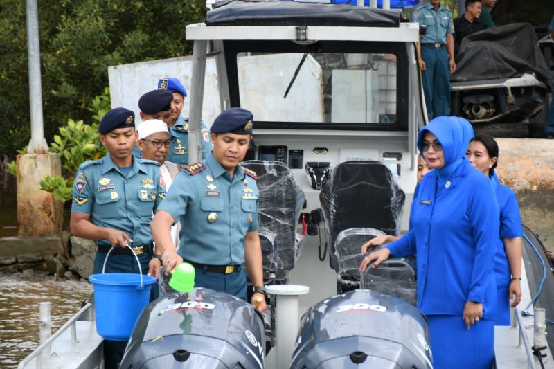 Danlanal Kotabaru, Letkol Laut (P) Letkol Laut (P) Hapsoro A P,Â  didampingi Ketua Jalasenastri Cabang 5 Kocab XIII DJA II, Eka Hapsoro meresmikan Sea Rider Rigid Bouyancy Boat 12 Meter