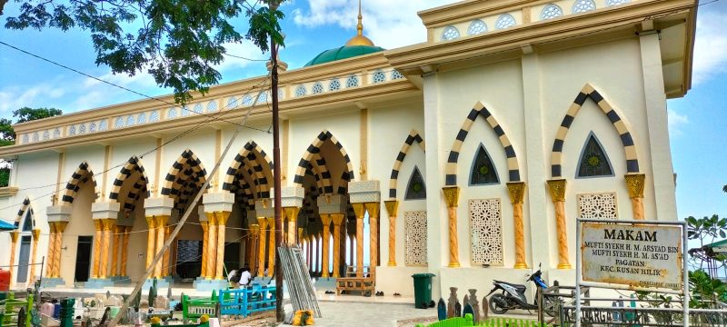 Tampilan Kubah Pagatan Tampak Dari Depan Setelah Direnovasi Pemerintah Daerah Kabupaten Tanah Bumbu, Kalimantan Selatan