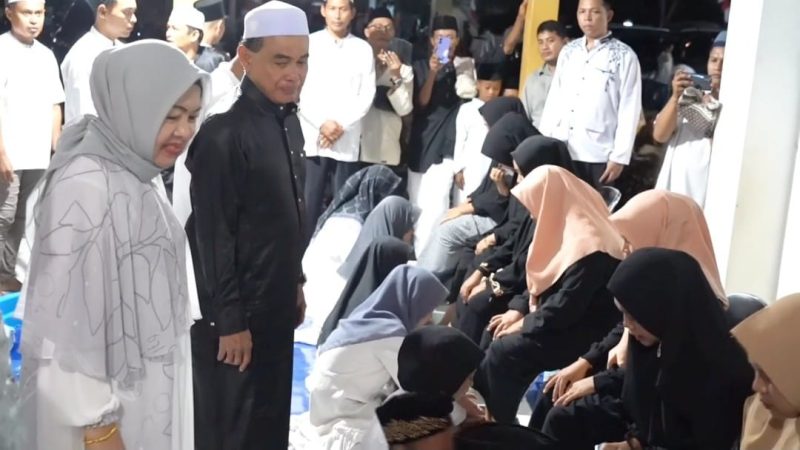 Bupati Tanah Bumbu dr HM Zairullah Azhar Saat melihat Langsung Anak-anak Yang Cuci Kaki Ibunya sebagai sebuah Tradisi