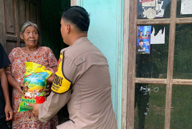 (Istimewa) - Jajaran Polsek Kusan Hulu Datangi Lansia dan Berikan Paket Sembako