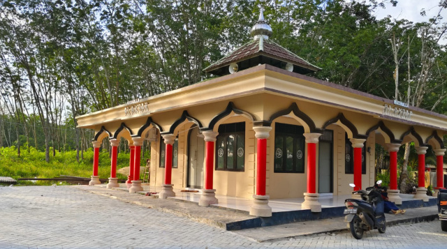 (Istimewa) - Area Parkir Musholla Al-Akbar Polsek Sungai Loban Yang Sudah Terpasangi Paving Blok dan Membuat Nyaman Pengendara Yang Mampir di Rest Area Tersebut