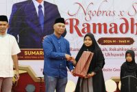 (Istimewa) - Direktur PT BUMA Serahkan Santunan Kepada Anak Yatim Diwilayah Lingkar Tambang