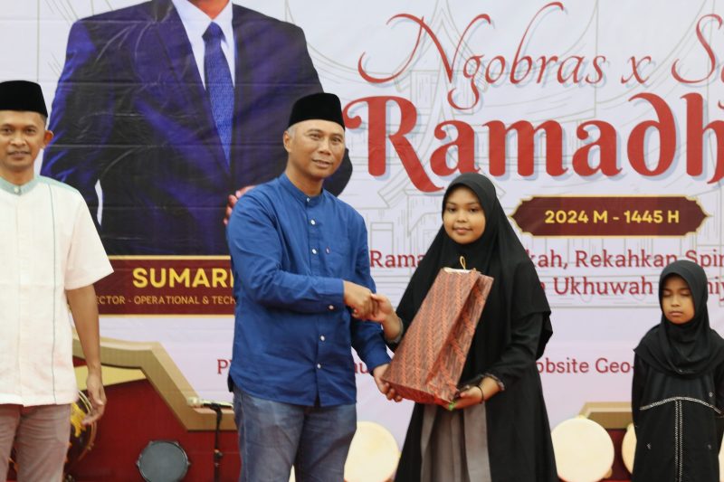 (Istimewa) - Direktur PT BUMA Serahkan Santunan Kepada Anak Yatim Diwilayah Lingkar Tambang