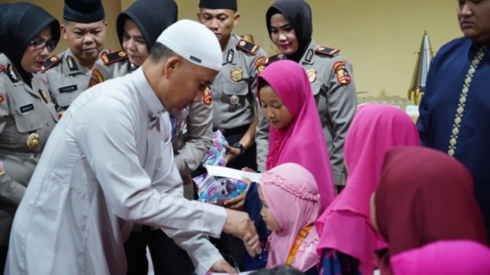 (Istimewa) - Para peserta didik Sespimma Polri angkatan ke 71, bukan hanya menggelar buka puasa bersama saja, tetapi diisi dengan membagikan tali asih berupa santunan kepada Anak Yatim piatu