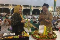 Milad Bupati Tanah Bumbu dr HM Zairullah Azhar ke 70 bersama istri Hj Wahyu Windarti saat potong tumpeng syukuran