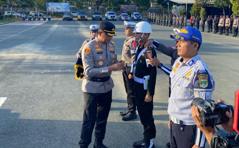 Kapolres Tanbu AKBP Arief Prasetya SIK Pasangkan Pita Tanda Operasi Ketupat Intan 2024 Dimulai
